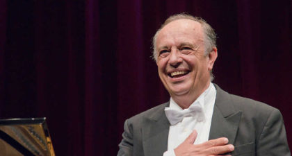 El barítono Leo Nucci recibe el Illica d'Oro 2017 por sus 50 años de carrera