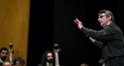 Programa checo dirigido por Jonathan Webb en Santiago y Vigo