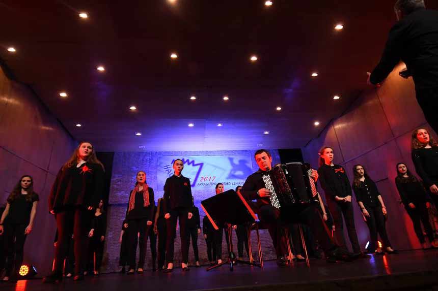 María Zubimendi y Neza Torkar, las mejores acordeonistas en Arrasate