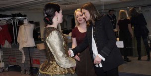 Nuestra oportunidad de ver los talleres del Teatro Real de Madrid Pruebas de vestuario con la mezzosoprano Hanna Hipp, que interpreta el papel de Frances en la ópera Gloriana, de Benjamin Britten: