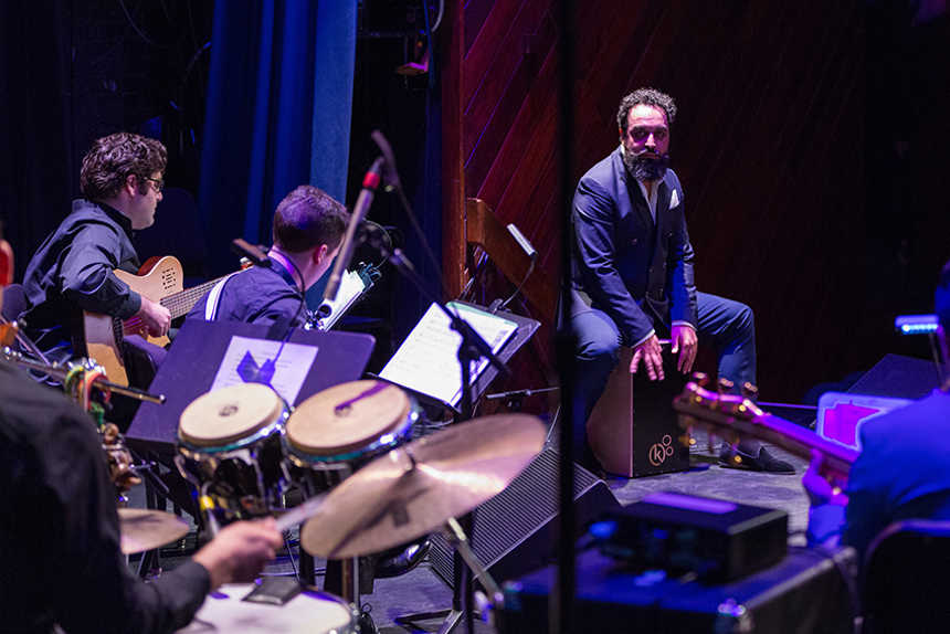 El maestro del cajón Israel “Piraña» Suárez recibe el premio Master of Mediterranean Music de Berklee El maestro del cajón Israel “Piraña» Suárez recibe el premio Master of Mediterranean Music de Berklee