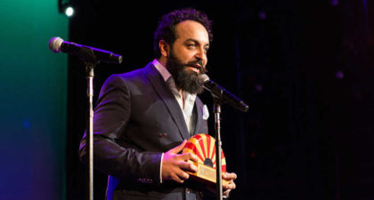 El maestro del cajón Israel “Piraña" Suárez recibe el premio  Master of Mediterranean Music de Berklee