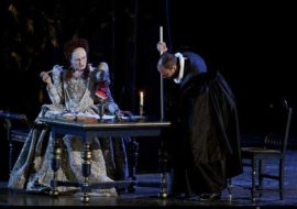 Reina Elisabeth I (Ana Caterina Antonacci) y Sir Robert Cecil (Leigh Melrose)