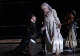 Reina Elisabeth I (Ana Caterina Antonacci) y Robert Devereux, conde de Essex (Leonardo Capalbo)