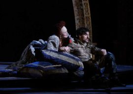 Reina Elisabeth I (Ana Caterina Antonacci) y Robert Devereux, conde de Essex (Leonardo Capalbo)