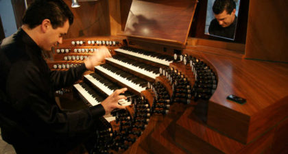 Paolo Oreni al órgano en Bach Vermut interpretando Bach, Mozart, Liszt, Widor...