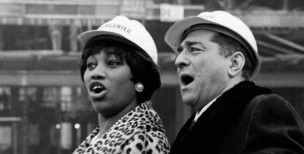 La soprano Leontyne Price y el tenor Robert Merrill celebran la colocación de la viga de acero más alta del nuevo Met, 1964. Image by Bob Serating / Lincoln Center Archives.