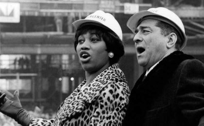 La soprano Leontyne Price y el tenor Robert Merrill celebran la colocación de la viga de acero más alta del nuevo Met, 1964. Image by Bob Serating / Lincoln Center Archives.