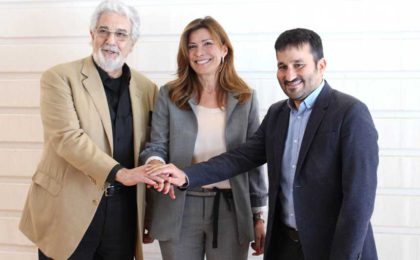 El maestro Plácido Domingo, la directora de la Fundació Per Amor a l’Art, Susana Lloret, y  el conseller Vicent Marzà