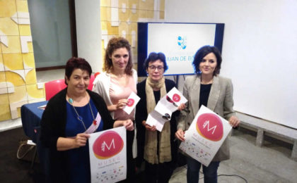 Luquero, Noelia Gómez, Marifé Santiago y Sara Dueñas muestran los carteles y los trípticos del programa de la MUSEG