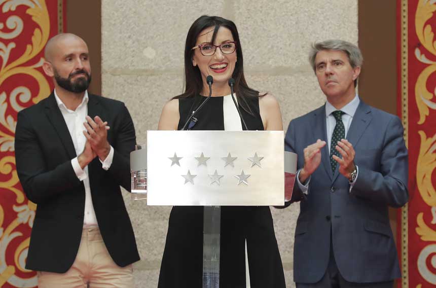 Garrido entrega a Luz Casal la Medalla Internacional de las Artes de la Comunidad