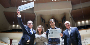 Gloria Tello entrega Primer Premio Seccio_n Honor CIBM Eva Ripoll 01