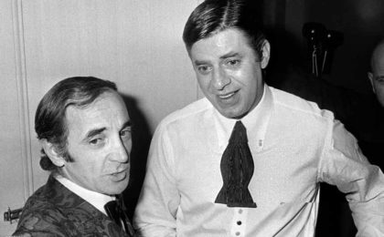 En esta fotografía tomada el 15 de abril de 1971, Charles Aznavour conversa con el actor y comediante norteamericano Jerry Lewis en Paris (AFP)