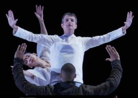 Bailarina Nora Kimball-Mentzos, contratenor Philippe Jaroussky (Espíritu de un joven, Ángel) y barítono Davone Tines (monje, pescador), de espalda