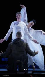 Bailarina Nora Kimball-Mentzos, contratenor Philippe Jaroussky (Espíritu de un joven, Ángel) y barítono Davone Tines (monje, pescador), de espalda