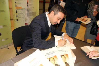Ignacio Clement firmando ejemplares del libro