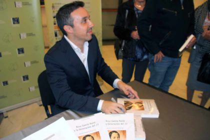 Ignacio Clement firmando ejemplares del libro