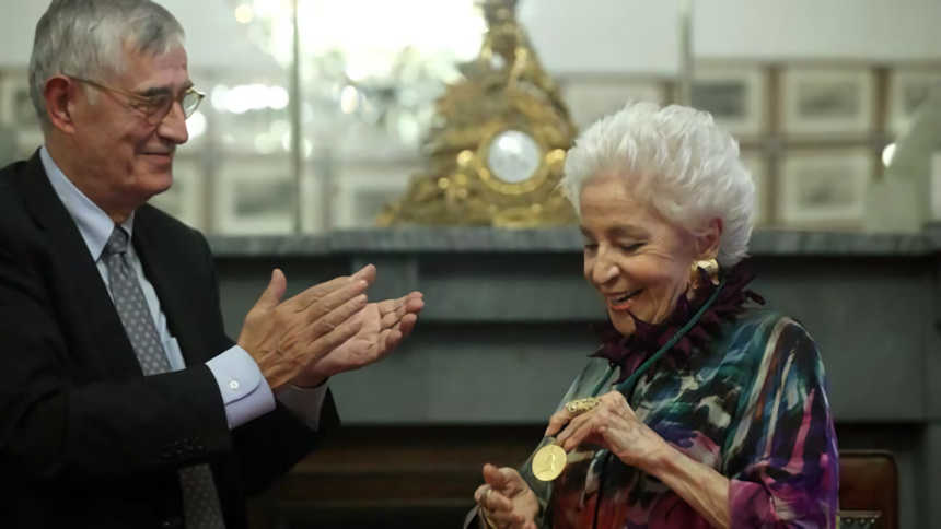Teresa Berganza recibe la Medalla de Oro del CBA en un acto que «no olvidará»