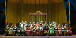 Coro Femenino en la ópera L'Elisir d'amore - © Guillermo Mendo-min