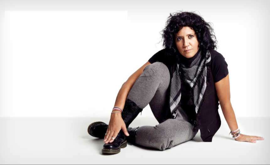 Rosana presenta en el Teatro de la Zarzuela “Como en casa”: un concierto íntimo, acompañada solo de su guitarra