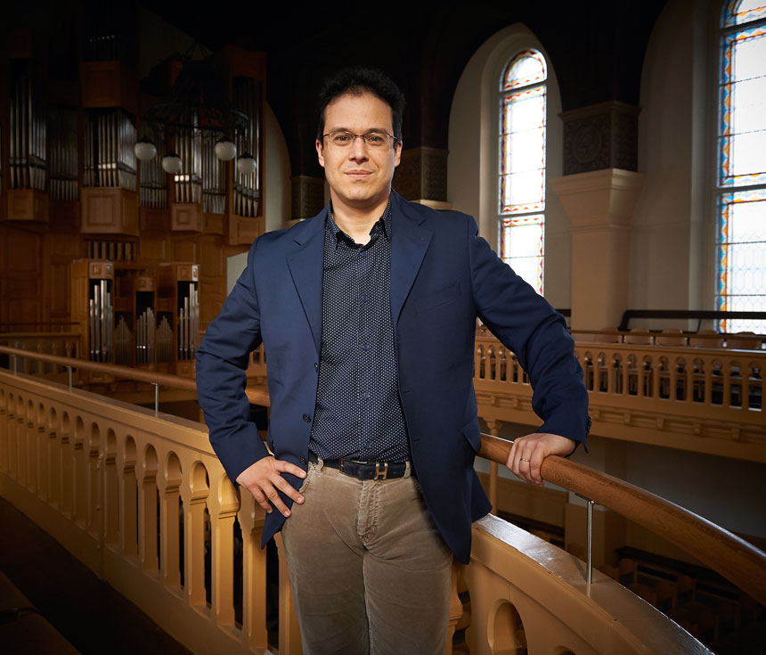 Leonardo García Alarcón ha sido galardonado con el International Classical Music Awards como Mejor Artista del Año, un reconocimiento a su excepcional talento musical.