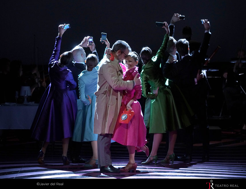 «El teléfono, o el amor a tres», una divertida ópera de Gian Carlo Menotti