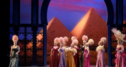 Emilio Sagi convierte la opereta "Luna de miel en el Cairo" en una desternillante y disparatada comedia musical