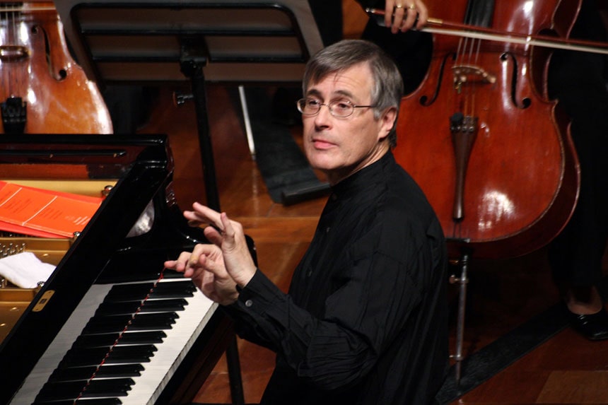 El director y pianista Christian Zacharias interpreta el segundo concierto para piano de Chopin
