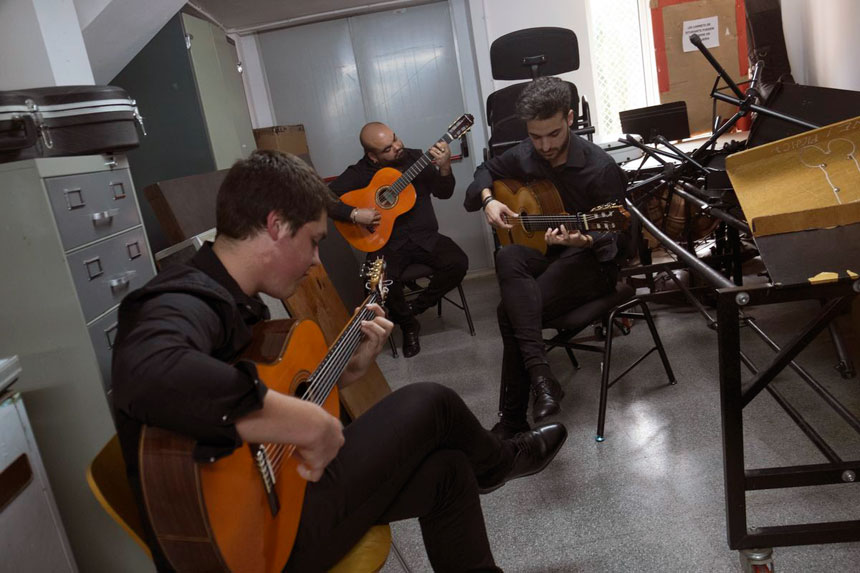 Seis jóvenes deleitan al público en la final de guitarra flamenca de Entre Cuerdas y Metales