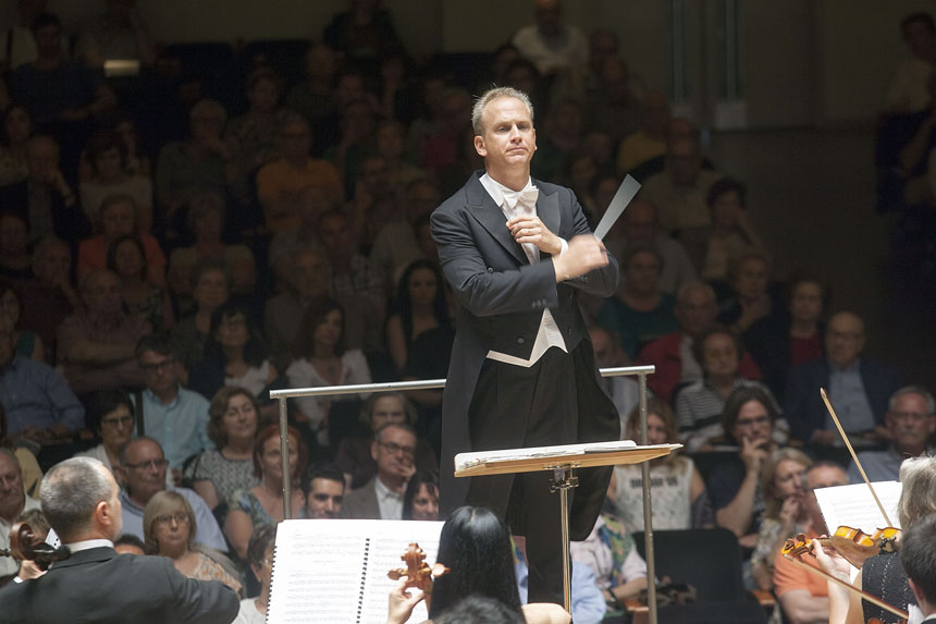 El director mexicano Carlos Prieto y Julián Rachlin en concierto con la Orquesta de València