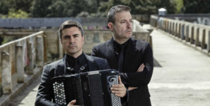 El acordeón de Iñaki Alberdi y la voz de Carlos Mena se unen en "Cueurs Desolez" Foto Fede Serra-min