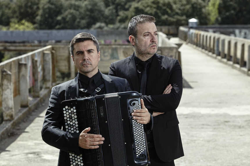 El acordeón de Iñaki Alberdi y la voz de Carlos Mena se unen en «Cueurs Desolez» El acordeón de Iñaki Alberdi y la voz de Carlos Mena se unen en «Cueurs Desolez»