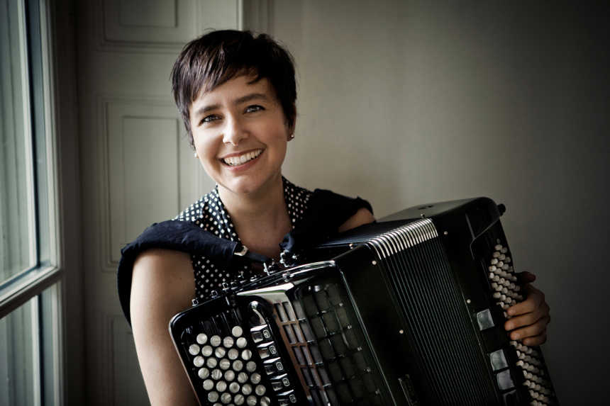 Viviane Chassot graba versiones con acordeón de tres conciertos para piano de Mozart