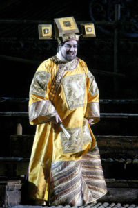 2010-Turandot-Linares-Ping-Foto-Ennevi.-Per-gentile-concessione-di-Fondazione-Arena-di-Verona-176tuti019-min