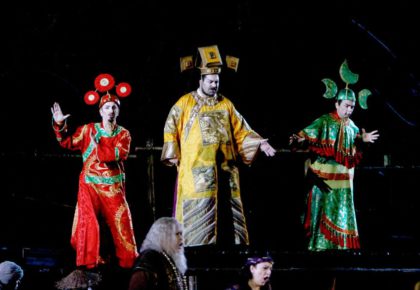 2010-Turandot-Pang-Fiore-Ping-Linares-Pong-Bocchino-Foto-Ennevi.-Per-gentile-concessione-di-Fondazione-Arena-di-Verona-003-min