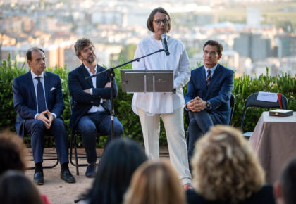 Elena García de Paredes, gerente de la Fundación Archivo Manuel de Falla, emocionada y feliz, agradeció enormemente el reconocimiento del Festival  © Fermin Rodriguez