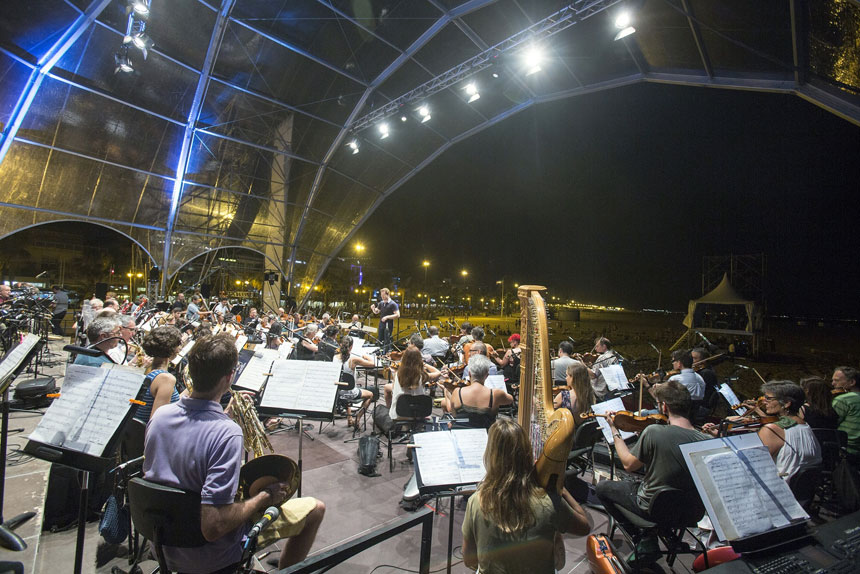 El Palau de la Música ofrece conciertos de jazz, clásica y música de banda en la playa de Las Arenas