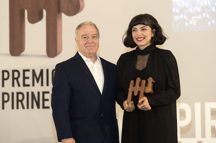 Mon Laferte y Fundación ONCE, galardonados con los Premios Pirineos Sur