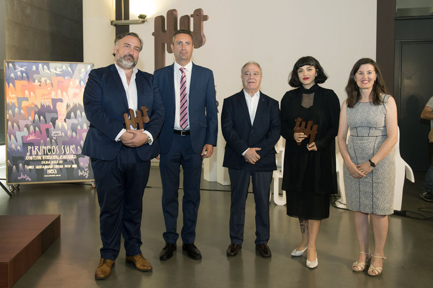 Mon Laferte y Fundación ONCE, galardonados con los Premios Pirineos Sur