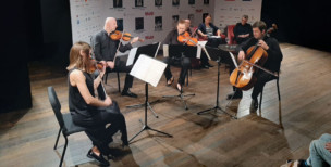 Actuación durante la rueda de prensa