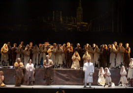 Los coralistas del Coro de Ópera de Málaga en segundo plano y en primero, de izda. a dcha., Beatriz Díaz (‘Marzelline’), César Gutiérrez (‘Florestan’), Berna Perles (‘Leonore’ / ‘Fidelio’), Tijl Faveyts (‘Rocco’), Luis López (‘Don Fernando’) y cuatro coralistas.