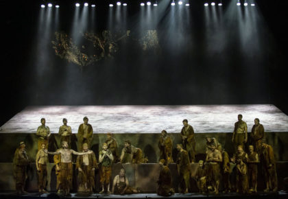 Panorámica de la puesta en escena, con figurantes y Jesús Gómez (‘primer prisionero’) abriendo los brazos a la izda. de la imagen.