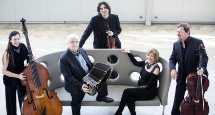 El bandoneonista Daniel Binelli y su quinteto, proponen un recorrido por la historia del tango