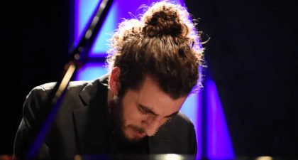 El pianista, compositor y actor Jorge Bedoya lleva a los escenarios su último espectáculo 'Las manos'