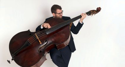 El contrabajista extremeño Joaquín Arrabal en concierto con la Orquesta de Extremadura