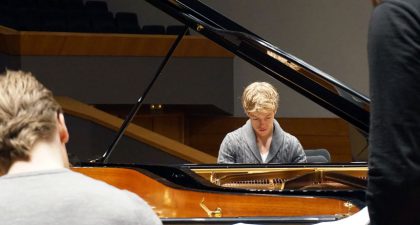Los hermanos Lucas & Arthur Jussen en el ensayo de esta mañana con la OSG