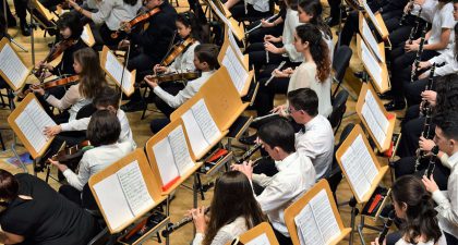 Silvia Sanz Torre dirige el concierto solidario de la Orquesta Infantil y juvenil EOS
