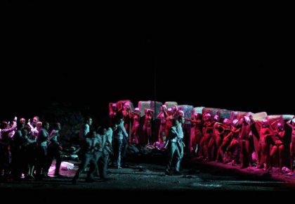 Javier del Real, el fotógrafo de la ópera. Más de dos décadas en el Teatro Real Mahagonny (2010) “Yo tuve un grupo de teatro hace muchísimo tiempo y competíamos con la Fura del Baus cuando empezaron. Es el montaje más maravilloso que han hecho nunca, me gustó mucho, la estética de la Fura es la del destrozo, que es el lugar donde ellos son potentes, es la esencia de la Fura: la furia del basurero. Son muy fáciles de fotografiar, siempre te dan todo tipo de elementos». Foto: Javier del Real.