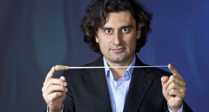 El actor Alberto Amarilla y la OEX ofrecen un espectáculo en familia con música narrada