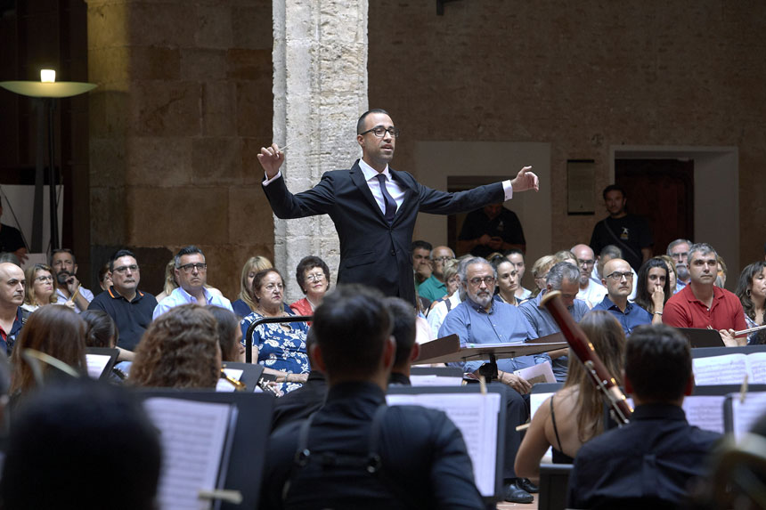 Saül Gómez Soler se pone al frente de la banda sinfónica del CIM La Armónica de Buñol como director invitado